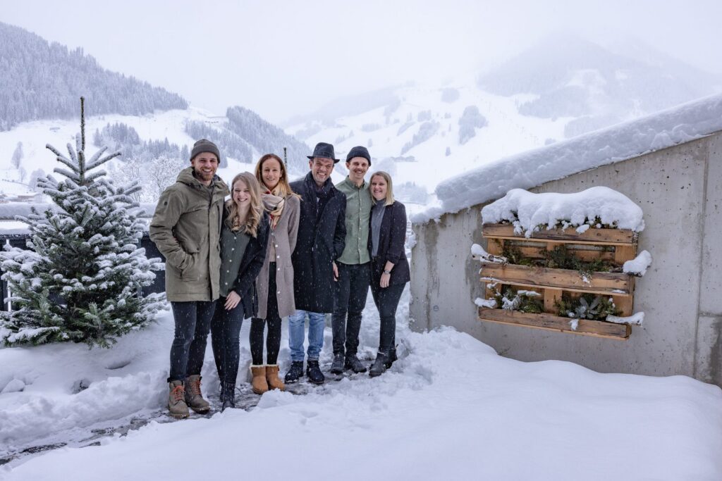 Gastgeberfamilie Breitfuss im Winter vor dem Hotel Lengauer Hof