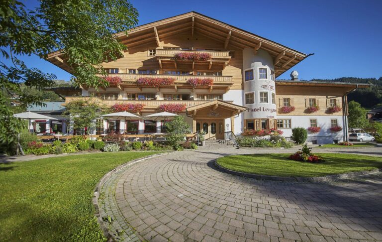 Hotel Lengauer Hof im Sommer, Frontansicht mit Vorplatz
