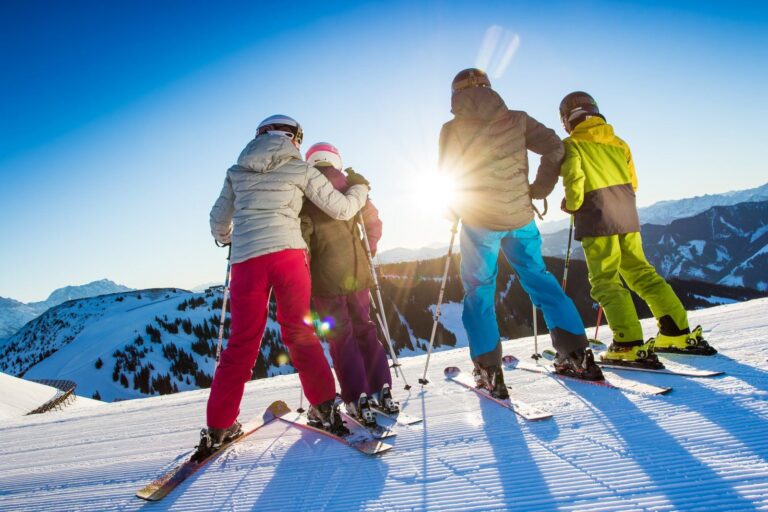 Skifamilie im Gegenlicht