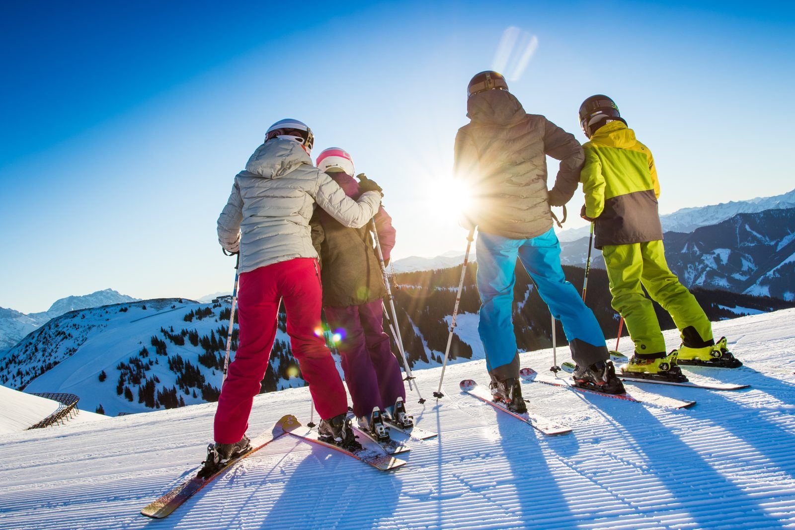 Skifamilie im Gegenlicht
