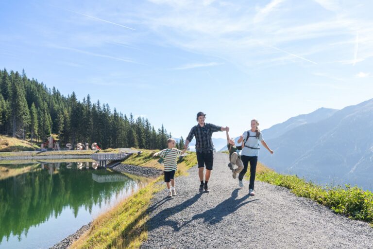Familie am Bergsee